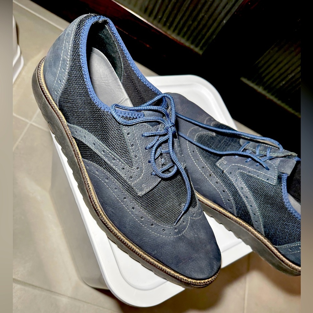 Dockers men’s comfort wingtips in dark navy blue. Size 12m in great condition.